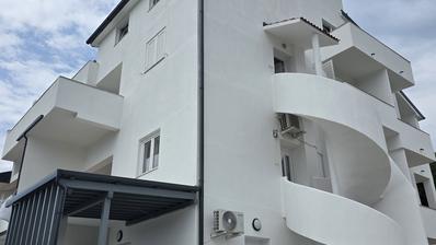 Rab, Palit, egy hálószobás apartman tengerre néző kilátással és közel a központhoz