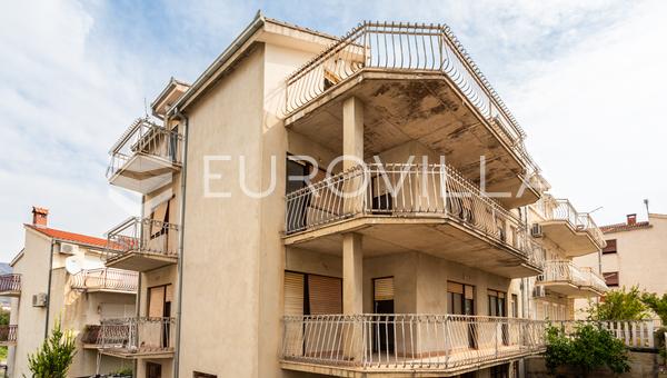 Stobrec, hyvin rakennettu talo, jossa 3 asuntoa, kokonaispinta-ala 561 m²