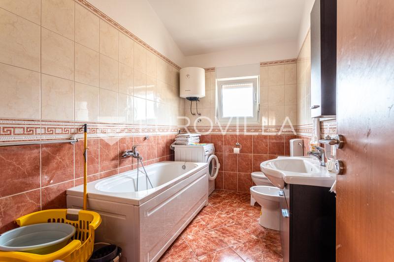 Stobrec, 3 daireli, iyi inşa edilmiş bir ev, toplam alanı 561 m² - 11