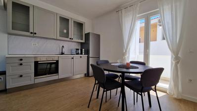 Makarska, komforan dvosoban stan površine 86 m² 