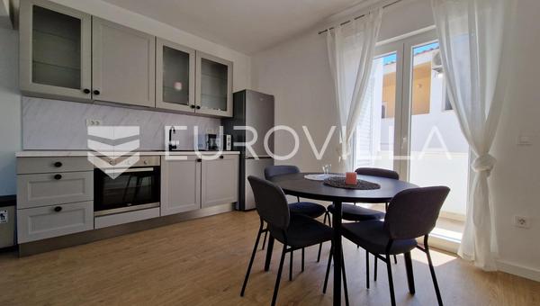 Makarska, tágas, 86 m² alapterületű kétszobás lakás