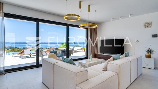 Podstrana'da, havuzlu ve açık deniz manzaralı modern villa