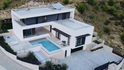 A Klis, sopra Spalato, villa con piscina, garage e cucina estiva, con vista mare