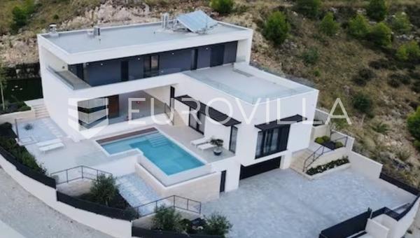 In Klis oberhalb von Split: Eine Villa mit Swimmingpool, Garage, Sommerküche und Meerblick