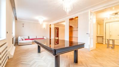 Zágráb, Jelačić bán tér, kényelmes kétszobás lakás, NKP 160 m2, parkoló