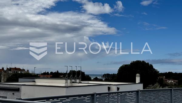 Novigrad, lakás 120 NKP + TETŐTERASZ 150 M2, kiváló helyen, 500 m-re a városközponttól