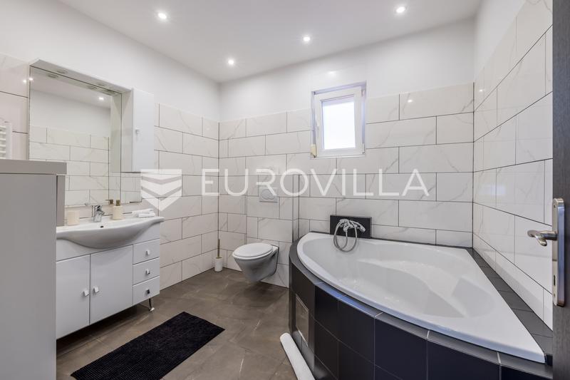 Kaštel Stari, attractive house with a swimming pool in a quiet location - 7