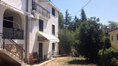 Senj, dvije stambene jedinice, u centru od 235 m² s velikim vrtom i okućnicom