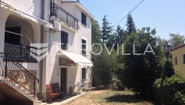 Senj'de, merkezde geniş bahçesi ve avlusu olan, 235 m²'lik iki adet konut birimi