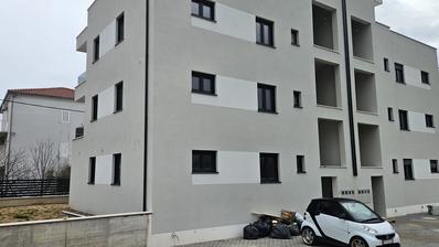 Kastela Luksic'te birinci katta yer alan, 77.74 m² genişliğinde, üç yatak odalı daire
