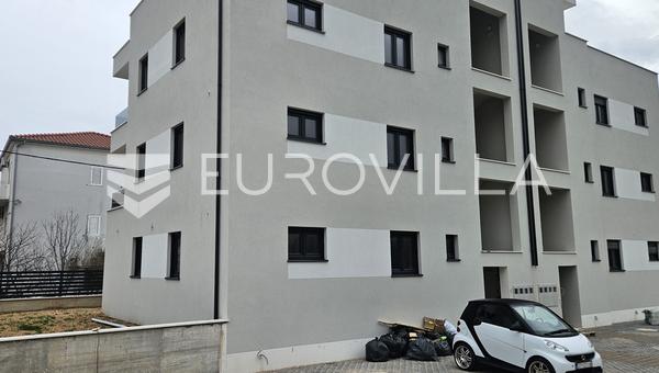 Apartamento de tres dormitorios en Kaštela Lukšić de 77,74 m² en la primera planta