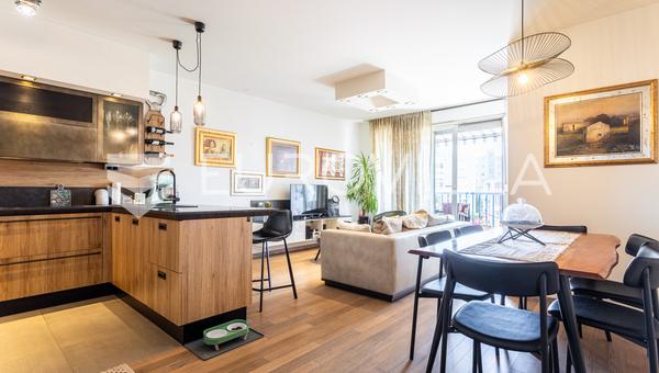 Split, Lovret, appartement de trois chambres luxueusement meublé avec une surface nette utilisable totale de 93 m²