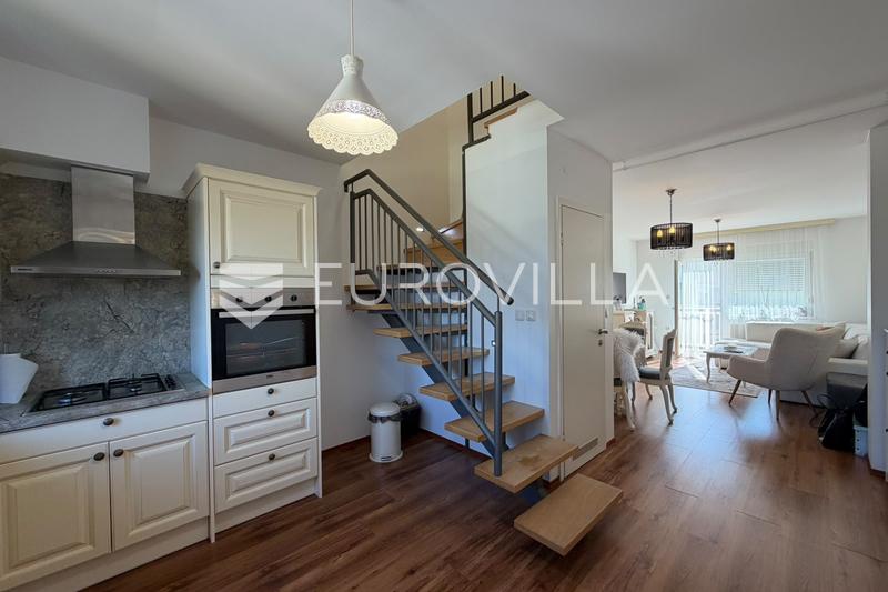 Đakovo, Keskusta - Täysin remontoitu kaksitasoinen kolmion asunto, 73 m² - 1