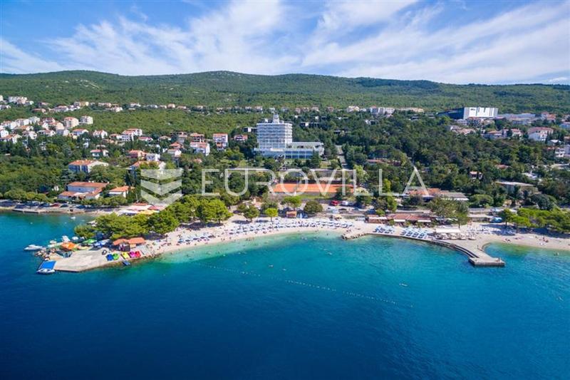 Crikvenica, dvosobni apartman s lođom i pogledom na more