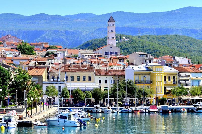 Crikvenica, dvosobni apartman s lođom i pogledom na more
