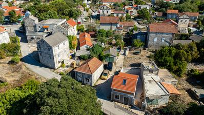 Isla de Korčula, Zrnovo, casa sin terminar en el centro de Zrnovo.