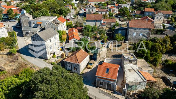 Otok Korčula, Žrnovo, nedovršena kuća u centru Žrnova
