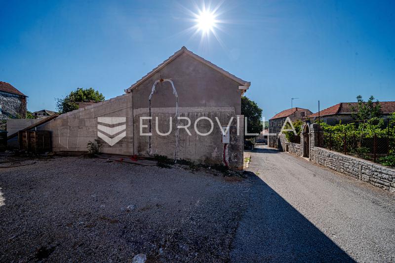 Otok Korčula, Žrnovo, nedovršena kuća u centru Žrnova - 9