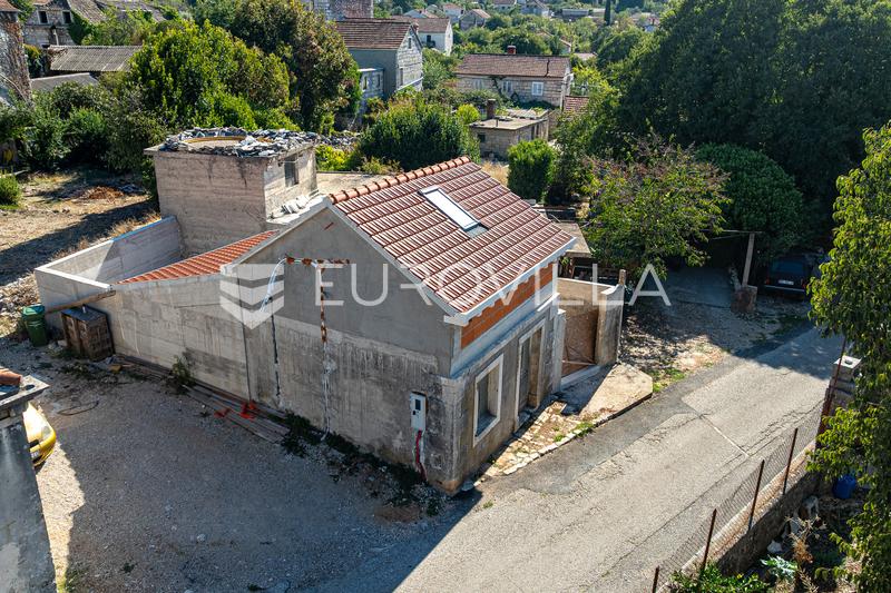 Otok Korčula, Žrnovo, nedovršena kuća u centru Žrnova - 6