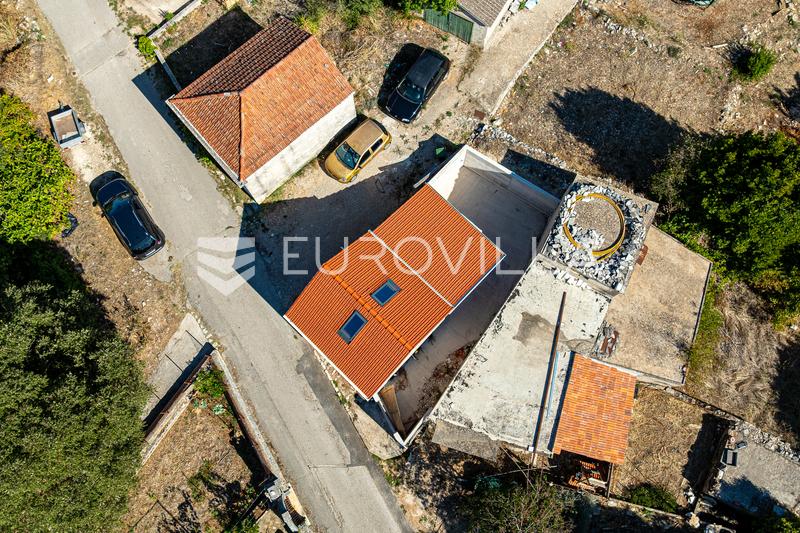 Otok Korčula, Žrnovo, nedovršena kuća u centru Žrnova - 8