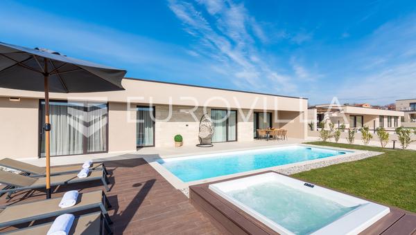 Istria, Labinci, moderna casa de una sola planta con piscina y jacuzzi en alquiler a largo plazo.
