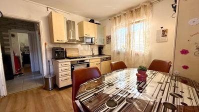 Krk, apartamento de dois quartos com um terraço espaçoso, vista e estacionamento