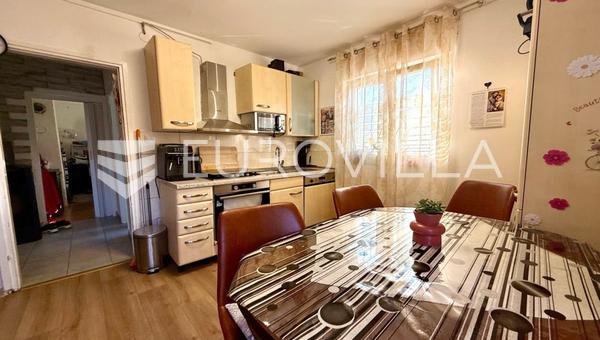 Krk, apartamento de dos dormitorios con una amplia terraza, vistas y aparcamiento