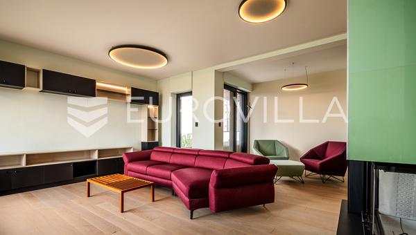 Varaždin, City Center - Luxurious 170 m² Apartment with Wellness Access and 2 Garage Parking Spaces