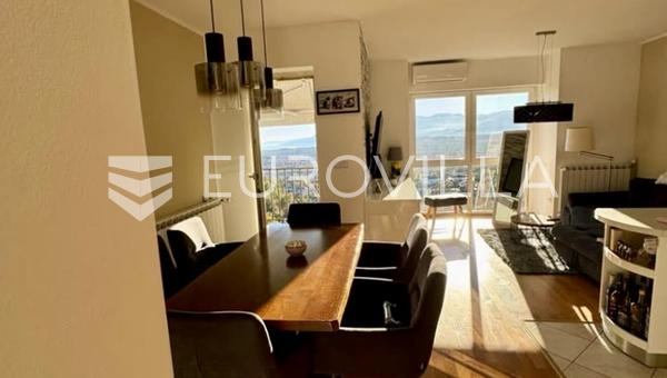 Viskovo, Kosi'de, deniz manzaralı, üç odalı daire, iki araçlık park yeri