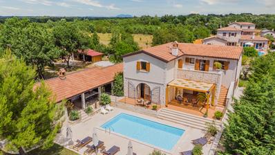 Istrien, Stokovci, villa med pool på en rymlig trädgård, omgiven av grönska, havsutsikt