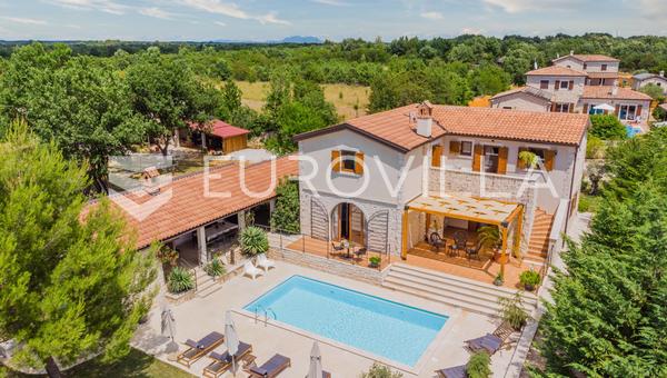 Ístria, Stokovci, moradia com piscina num jardim espaçoso, rodeada de vegetação, vista para o mar.