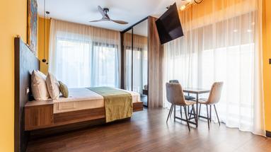 Podstrana, apartmanska vila s bazenom i krovnom terasom