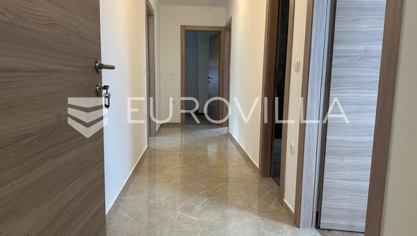 Požega, apartamento de cuatro dormitorios de 83 m² recién reformado