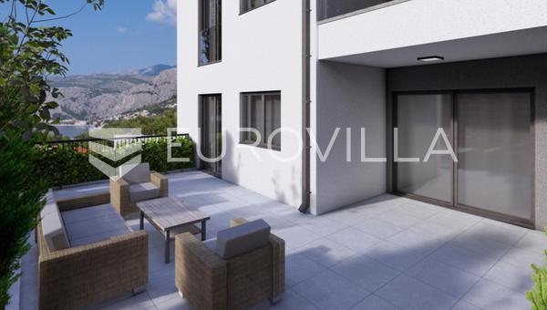 Omiška rivijera, jednosoban stan s prostranom terasom u prizemlju moderne novogradnje, 68.88 m²