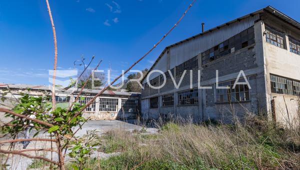Průmyslový areál sestávající z několika hal, celková užitná plocha 3452 m²