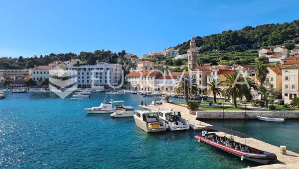 Hvar, Hvar, građevno zemljište s građevinskom dozvolom