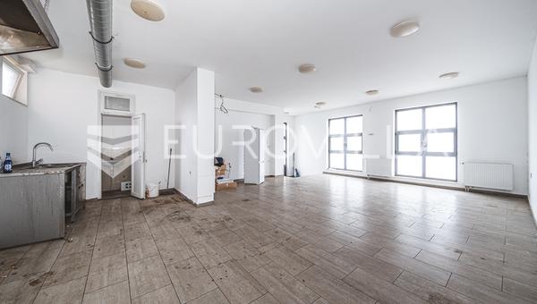 Zagreb, Veliko Polje, spacious business premises with 6 outdoor and 4 garage parking spaces