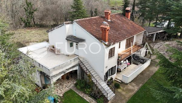 Istrien, Poreč – Ideel ejendom til beboelse eller udlejning: to boligenheder, garage og en stor grund
