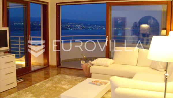 Opatija'da, panoramik deniz manzaralı, dört yatak odalı dubleks çatı katı