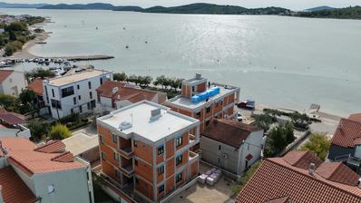 Vodice, NYBYGG, toromsleilighet i første etasje, andre rekke til sjøen, 109,86 m²