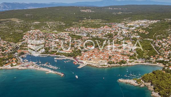 Krk, EN ALQUILER, apartamento de dos dormitorios de 85 m² con balcón y vistas al mar