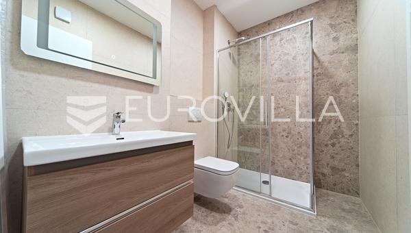 Osijek, Donji Grad, Modern İki Yatak Odalı Daire, 111 m² iki özel otopark alanı ile