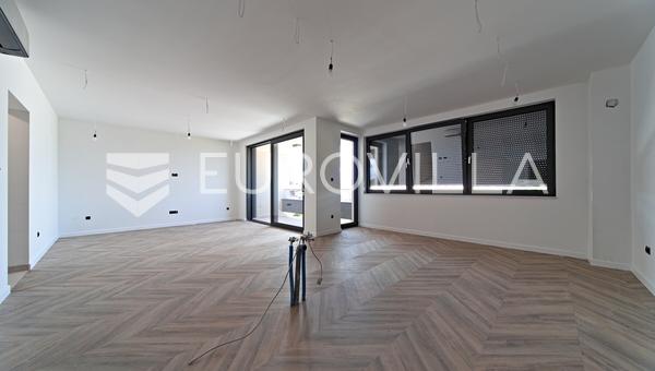 Osijek, Donji Grad, Moderne Zweizimmerwohnung, 111 m² mit zwei privaten Parkplätzen