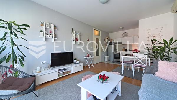 Osijek, şehir merkezi, satılık zarif tek yatak odalı daire, toplam alanı 47,36 m²