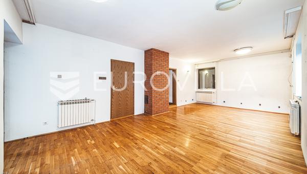 Zagreb, Lučko, obiteljska kuća s dva stana na parceli površine 1848 m²