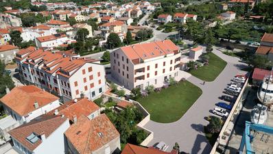 Město Cres, centrum, tříložnicový byt se střešní terasou, NOVOSTAVBA