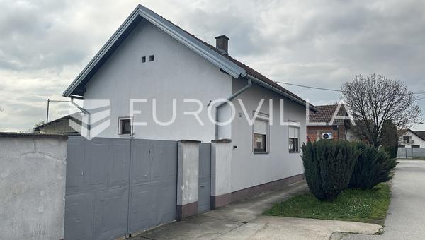 Vukovar, Borovo naselje, kuća 90 m² dodatni stambeni prostor, okućnica 663 m²