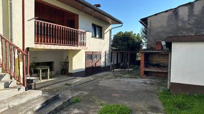 Pozega, casa familiar de 125 m² com anexos e um jardim verde