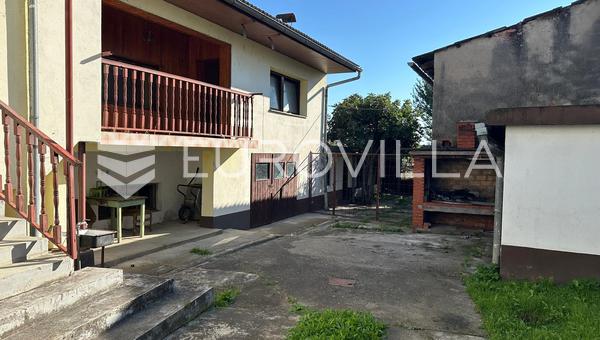 Pozega, perheasunto 125 m² ulkorakennuksineen ja vihreällä puutarhalla