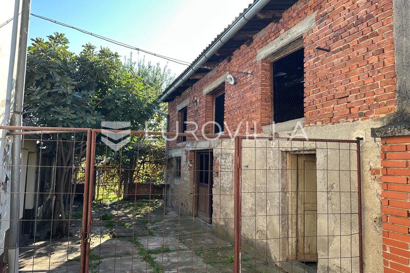 Pozega, casa familiar de 125 m² com anexos e um jardim verde - 4